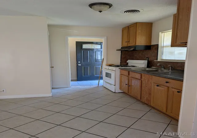 3rd image of 5330 Connie Cir, Montgomery, AL 36108 | MLS# 580895