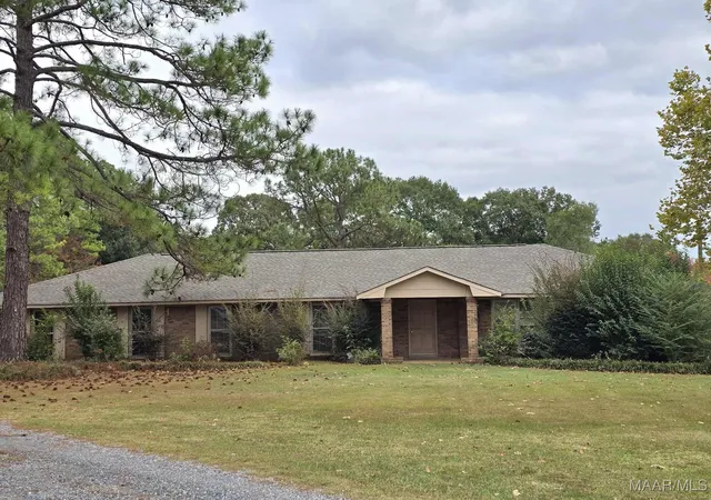 Homes for sale in Wetumpka, AL | 3054 Redland Rd, Wetumpka, AL 36093 | MLS# 581274