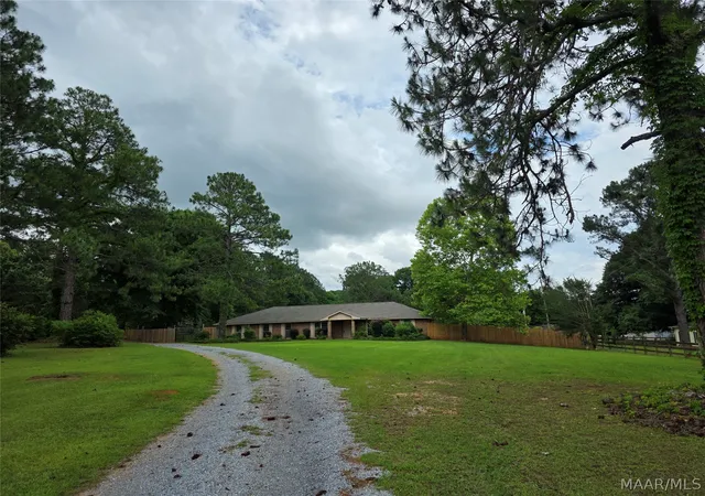 Homes for sale in Wetumpka, AL | 3054 Redland Rd, Wetumpka, AL 36093 | MLS# 581274
