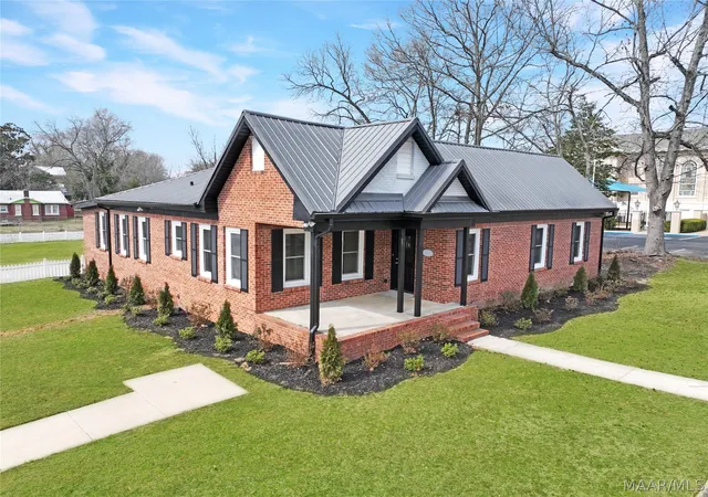 1st image of 203 8th St, Clanton, AL 35045 | MLS# 583875