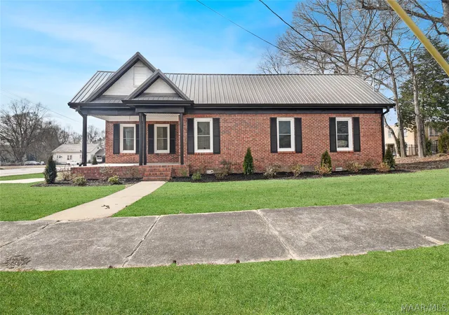 2nd image of 203 8th St, Clanton, AL 35045 | MLS# 583875