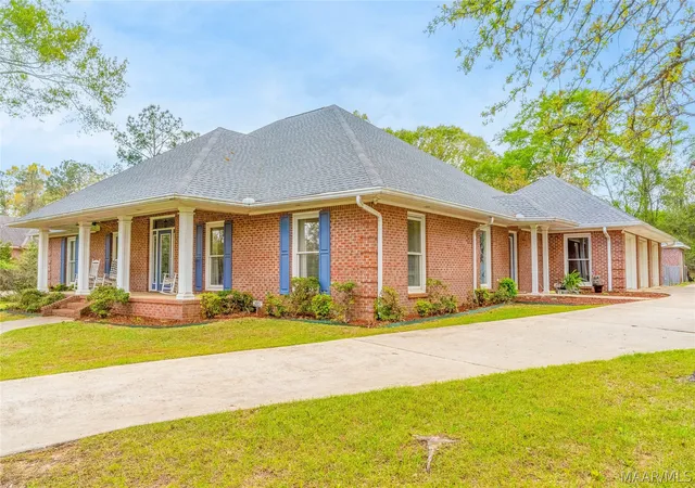 Photo 2 of Single family home for sale at 705 Yellowstone Dr, Prattville, AL 36067 | MLS# 584043 | Listing updated on 2026-09-01