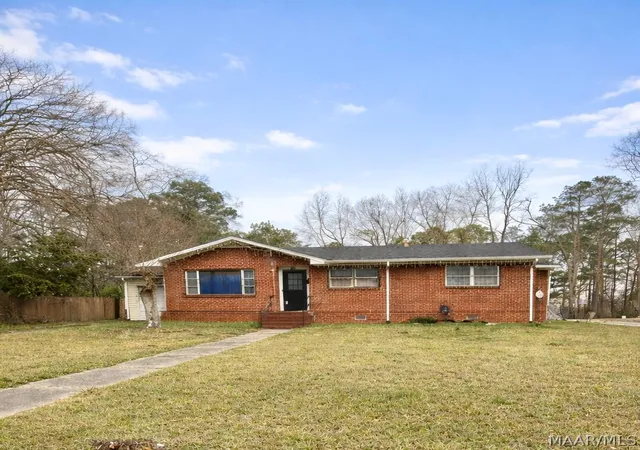 Homes for sale in Tuskegee, AL | 411 Howard Rd, Tuskegee, AL 36088 | MLS# 584281