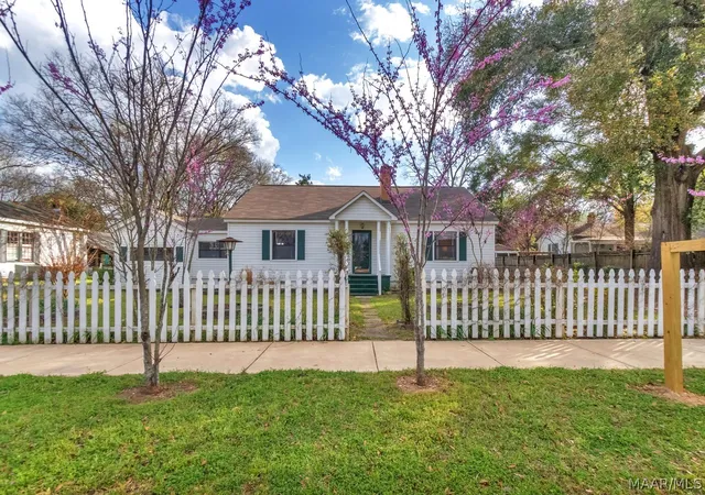 1st image of 216 First St, Prattville, AL 36067 | MLS# 584522
