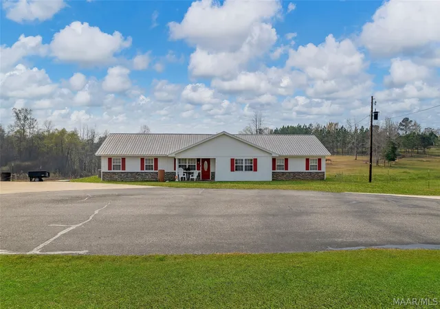 Homes for sale in Eclectic, AL | 1031 Middle Rd, Eclectic, AL 36024 | MLS# 585078