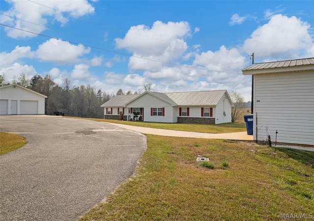 Homes for sale in Eclectic, AL | 1031 Middle Rd, Eclectic, AL 36024 | MLS# 585078