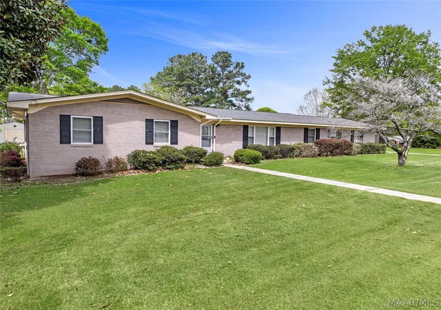 1st image of 202 Elwyn Ave, Clanton, AL 35045 | MLS# 585414