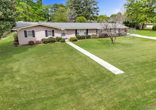 2nd image of 202 Elwyn Ave, Clanton, AL 35045 | MLS# 585414