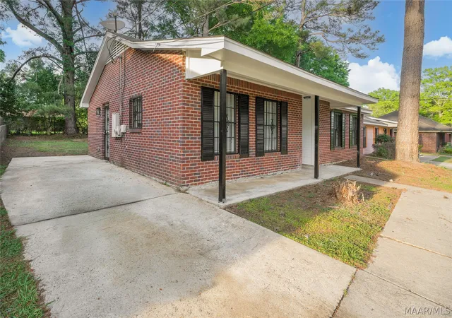 Homes for sale in Montgomery, AL | 6216 South Hampton Dr, Montgomery, AL 36116 | MLS# 585583