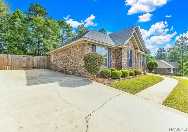 Homes for sale in Deatsville, AL | 115 Fox Run Dr, Deatsville, AL 36022 | MLS# 586975