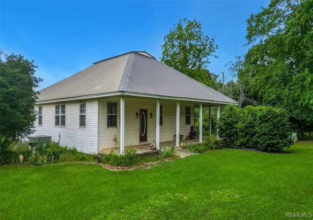 Homes for sale in Deatsville, AL | 112 County Road 64, Deatsville, AL 36022 | MLS# 587079