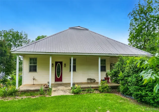 Homes for sale in Deatsville, AL | 112 County Road 64, Deatsville, AL 36022 | MLS# 587079