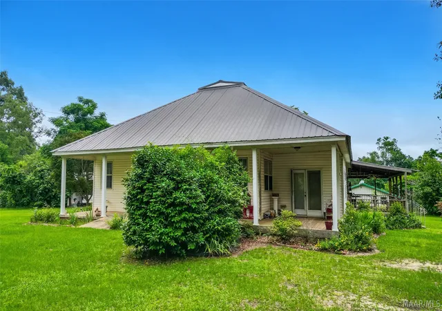 Homes for sale in Deatsville, AL | 112 County Road 64, Deatsville, AL 36022 | MLS# 587079