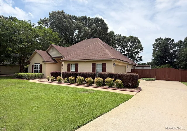 Homes for sale in Wetumpka, AL | 105 Hickory Ln, Wetumpka, AL 36093 | MLS# 587599