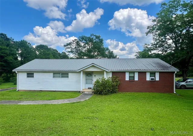 Homes for sale in Alexander City, AL | 3167 Elkahatchee Rd, Alexander City, AL 35010 | MLS# 587937