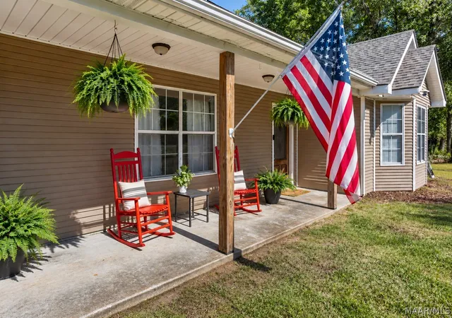 Photo 1 of Single family home for sale at 105 Lakeview Ct, Wetumpka, AL 36092 | MLS# 588186 | Listing updated on 2026-10-02