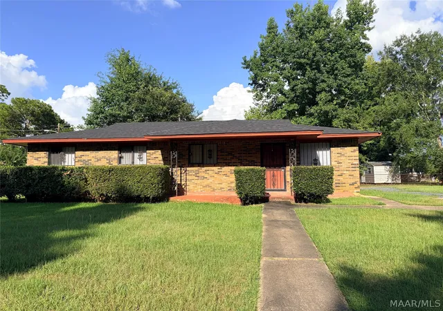 Homes for sale in Montgomery, AL | 230 Longbrook Dr, Montgomery, AL 36110 | MLS# 588794