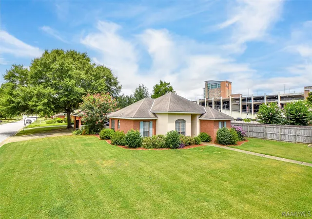 3rd image of 304 River Oaks Dr, Wetumpka, AL 36092 | MLS# 588919