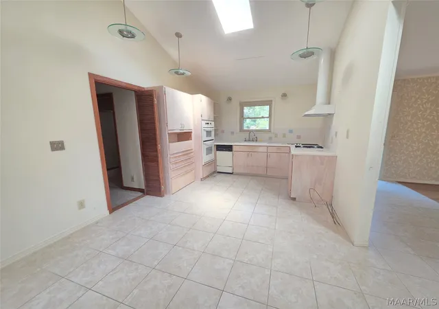 Photo 3 of Sale Pending at 102 W Forest Ave, Troy, AL 36081 | MLS# 590684 | Listing updated on 2026-10-07