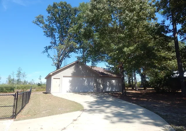 Photo 2 of Single family home for sale at 310 Hunters Ridge, Tallassee, AL 36078 | MLS# 590824 | Listing updated on 2026-10-05