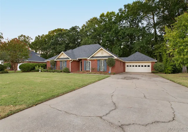 Photo 3 of Single family home for sale at 302 Abington St, Prattville, AL 36066 | MLS# 590852 | Listing updated on 2026-09-30