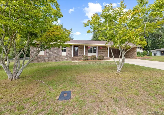Photo 1 of Single family home for sale at 104 Crestview Dr, Clanton, AL 35045 | MLS# 590921 | Listing updated on 2026-10-06