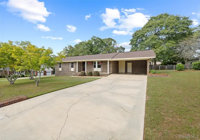 Photo 3 of Single family home for sale at 104 Crestview Dr, Clanton, AL 35045 | MLS# 590921 | Listing updated on 2026-10-06