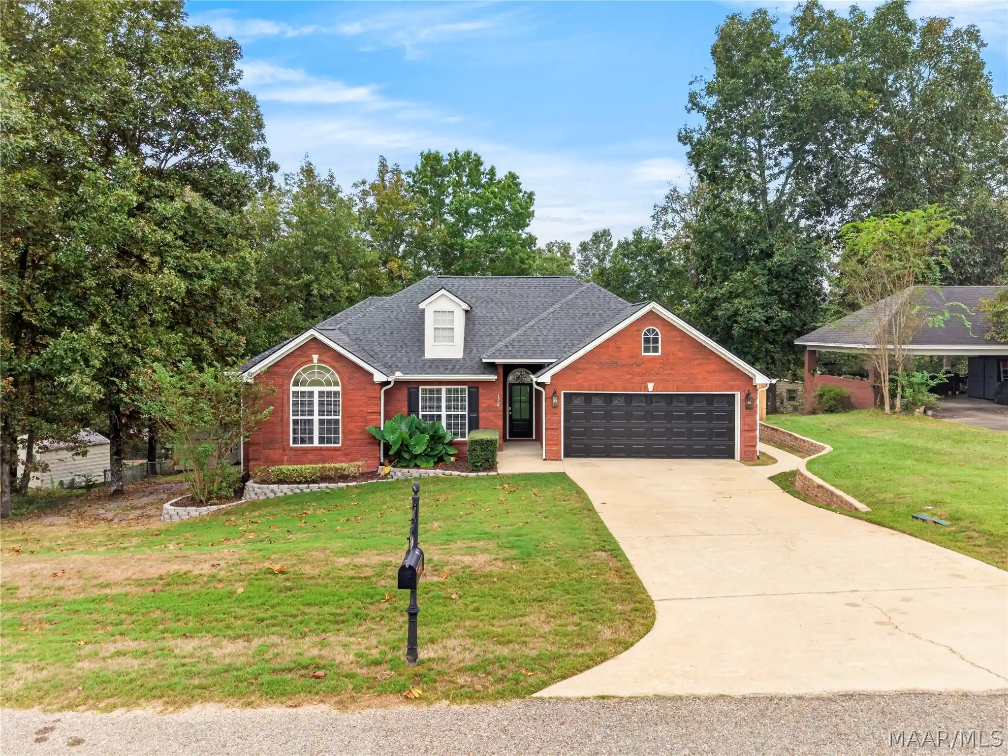 Single family home for sale at 178 Oak Hl Dr, Deatsville, AL 36022 | MLS# 591181