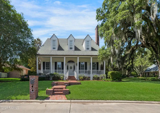 Photo 3 of Mansion for sale at 6 Duperier Oaks Dr, New Iberia, LA 70563 | MLS# 2600004432 | Listing updated on 2026-06-11
