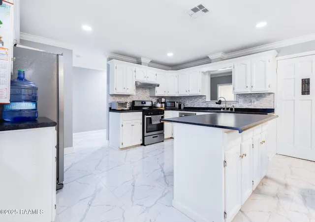 Photo 3 of Single family home for sale at 108 Saint Margarite St, Lafayette, LA 70501 | MLS# 2500006351 | Listing updated on 2026-06-19