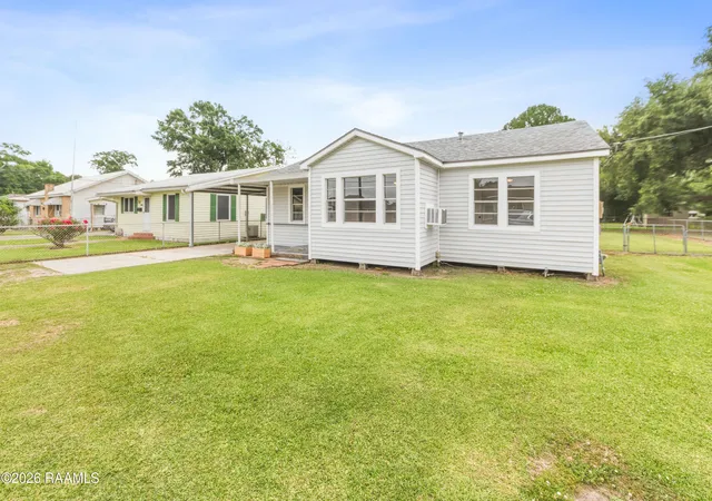 Homes for sale in New Iberia, LA | 1613 Iberia St, New Iberia, LA 70560 | MLS# 2600003968