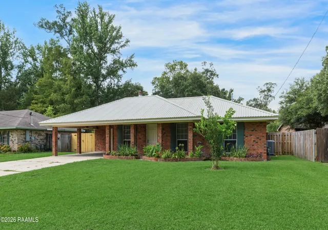 Homes for sale in New Iberia, LA | 102 Medearis Dr, New Iberia, LA 70563 | MLS# 2600006154