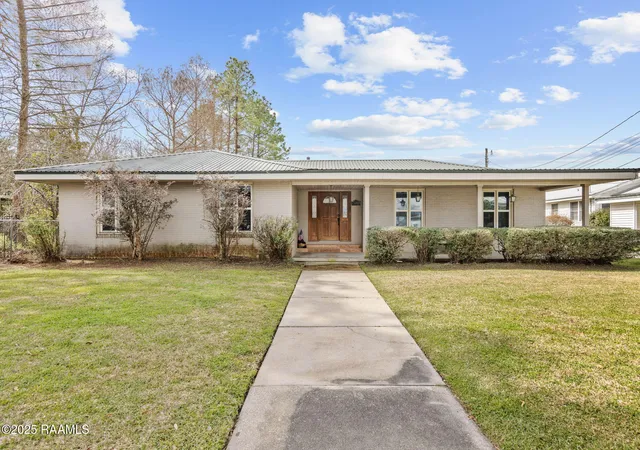 Photo 1 of Single family home for sale at 223 W Port St, Saint Martinville, LA 70582 | MLS# 2500004034 | Listing updated on 2026-07-10