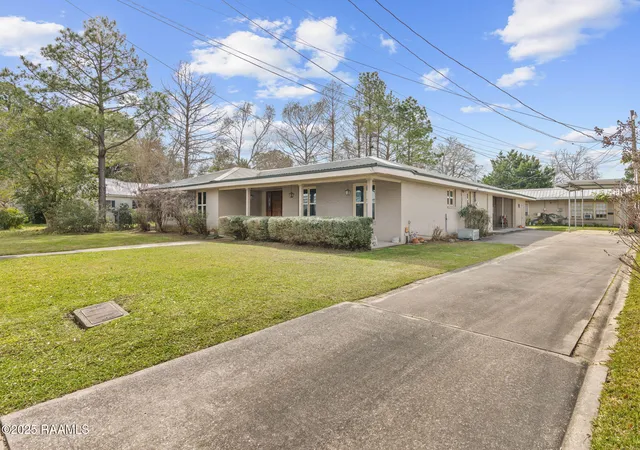 Photo 2 of Single family home for sale at 223 W Port St, Saint Martinville, LA 70582 | MLS# 2500004034 | Listing updated on 2026-07-10