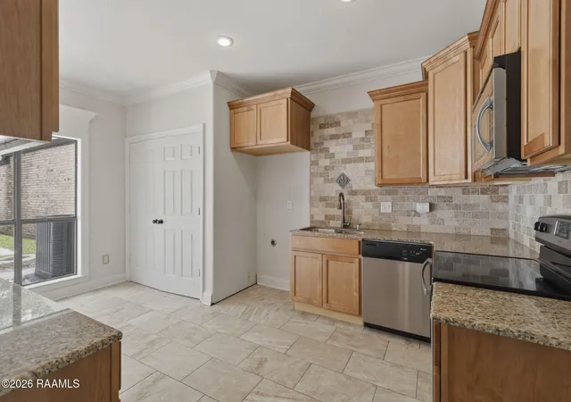 image of 2 Courtyard Cir, Lafayette, LA 70508 | MLS# 2600005866
