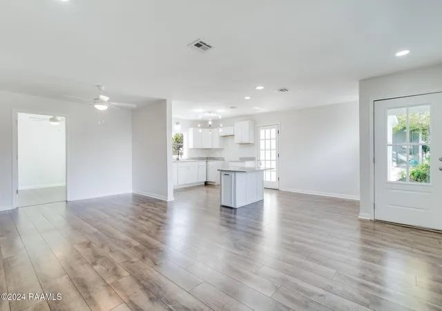 Photo 3 of Sale Pending at 120 Oak Crest Dr, Lafayette, LA 70503 | MLS# 24011399 | Listing updated on 2026-08-24