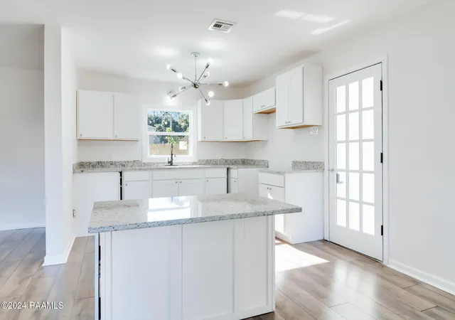 Photo 4 of Sale Pending at 120 Oak Crest Dr, Lafayette, LA 70503 | MLS# 24011399 | Listing updated on 2026-08-24