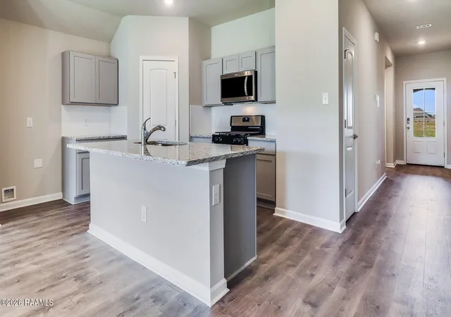 Photo 3 of Sale Pending at 107 Lake Oak Dr, Lafayette, LA 70507 | MLS# 2500006972 | Listing updated on 2026-09-01