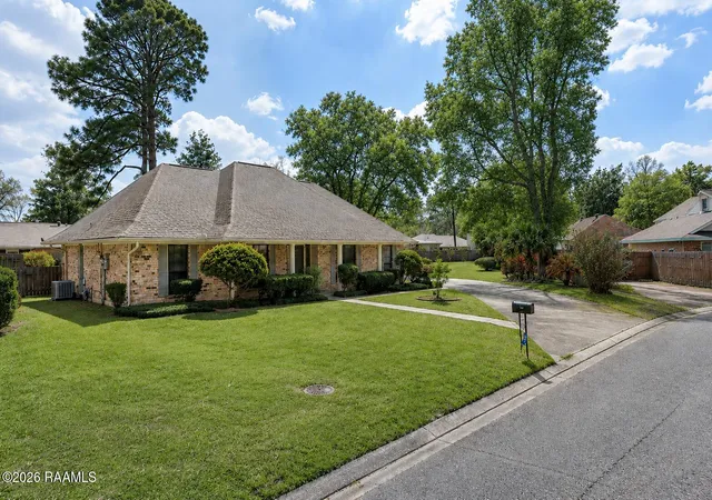 Photo 1 of Sale Pending at 221 Bellridge Dr, Lafayette, LA 70506 | MLS# 2600007794 | Listing updated on 2026-08-27