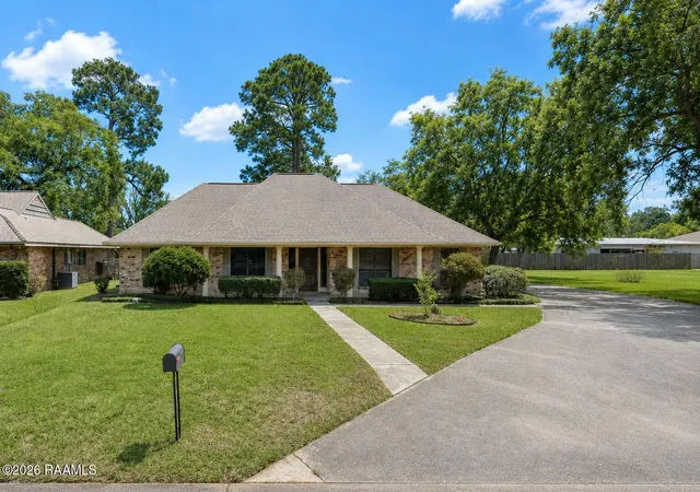 Photo 2 of Sale Pending at 221 Bellridge Dr, Lafayette, LA 70506 | MLS# 2600007794 | Listing updated on 2026-08-27