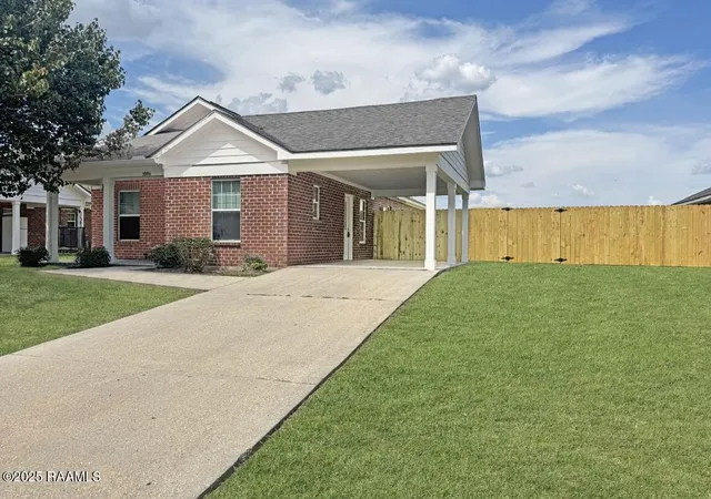 Homes for sale in New Iberia, LA | 1015 West End Dr, New Iberia, LA 70560 | MLS# 2600006153
