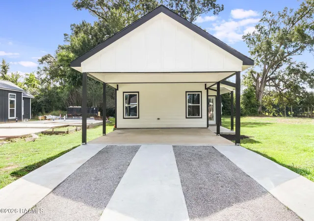 Photo 1 of Single family home for sale at 102 Canal St, Lafayette, LA 70501 | MLS# 2500004310 | Listing updated on 2026-08-25