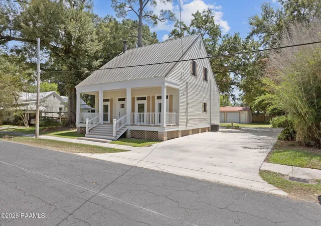 Photo 3 of Sale Pending at 120 N Pinaud St, St. Martinville, LA 70582 | MLS# 2600007894 | Listing updated on 2026-09-14