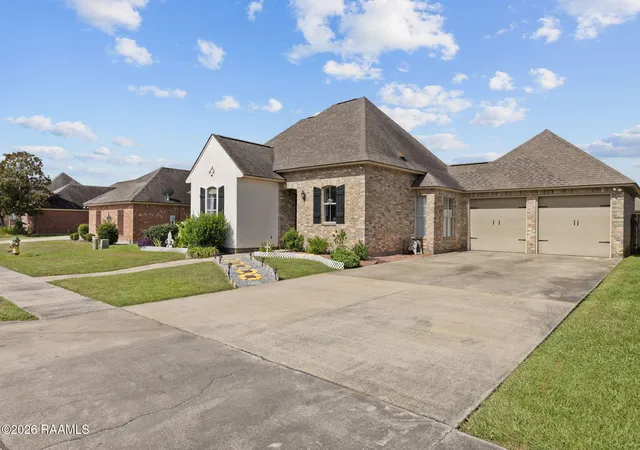 2nd image of 400 Hillbrooke Dr, Broussard, LA 70518 | MLS# 2600007681