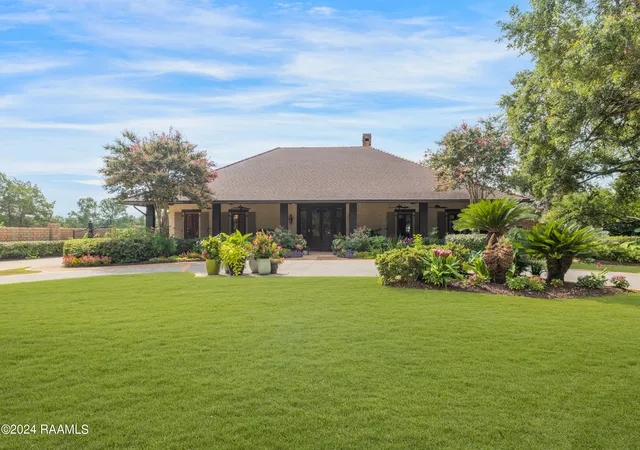 Photo 2 of Mansion for sale at 301 Beverly Dr, Lafayette, LA 70503 | MLS# 2500001963 | Listing updated on 2026-05-16