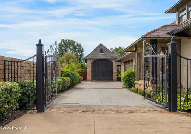 Photo 3 of Mansion for sale at 301 Beverly Dr, Lafayette, LA 70503 | MLS# 2500001963 | Listing updated on 2026-05-16