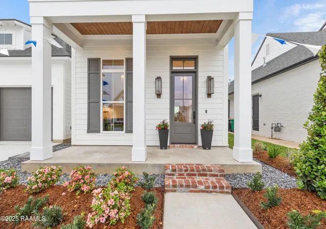 Photo 2 of Single family home for sale at 207 Crossbill Dr, Lafayette, LA 70508 | MLS# 24009710 | Listing updated on 2026-08-30