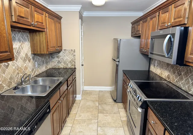 Listing Photo 3 - Condo for sale in building located at 112 Hillside Dr, Lafayette, LA 70503 - Unit #10