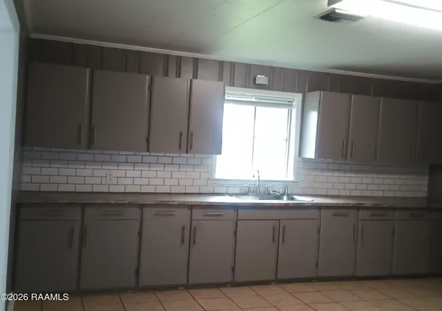 3rd image of 507 S Evangeline St, New Iberia, LA 70560 | MLS# 2600006566