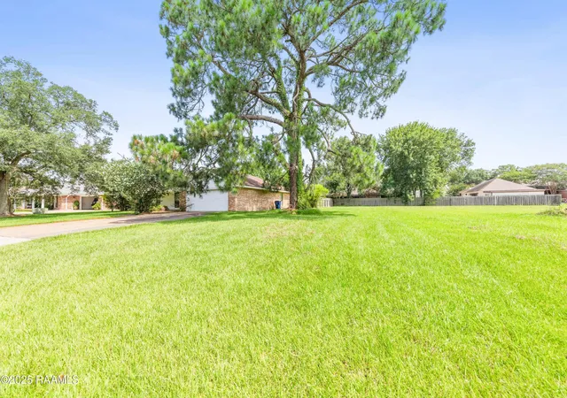 Photo 2 of Single family home for sale at 14 Henrietta Dr, Crowley, LA 70526 | MLS# 2500000856 | Listing updated on 2026-03-27
